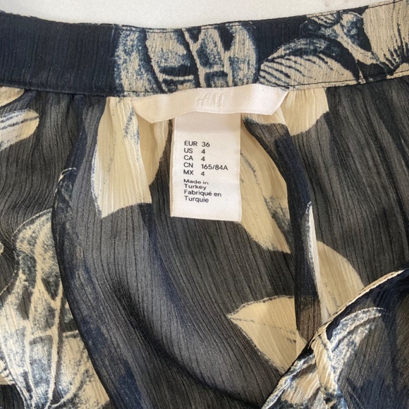 H&M Black & Ivory Floral Print Tie Flowy Blouse Top Size 4 - Picture 13 of 13
